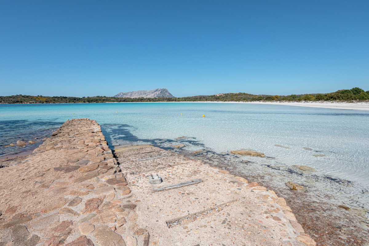 Vista panoramica su San Teodoro e il suo litorale, cielo sereno, colori vividi e invitanti