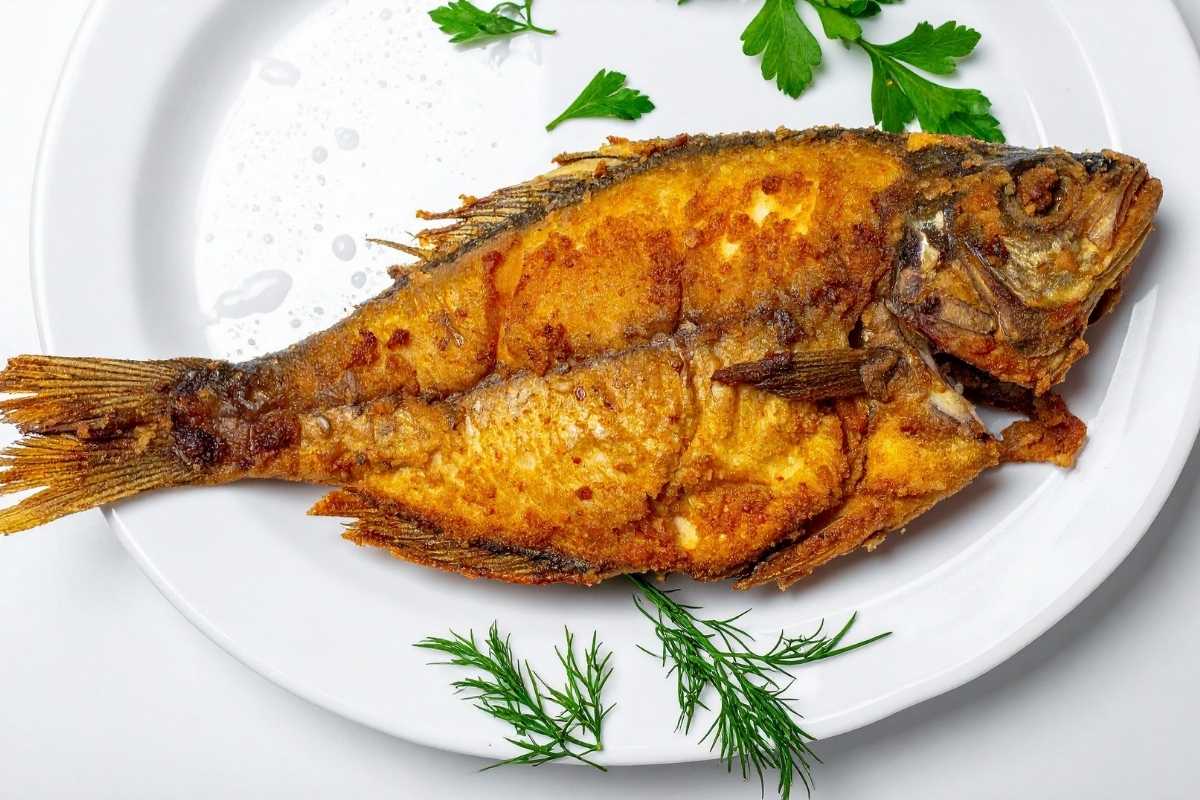 Bancarella di street food con persone che mangiano fritto di mare, atmosfera serale e luci, centro di San Teodoro