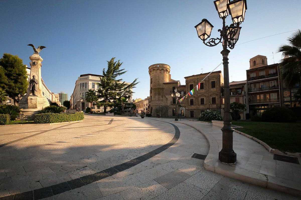 Primo piano di una camera di hotel economico nel centro di San Teodoro, luminosa e accogliente, con dettagli di arredo sardo