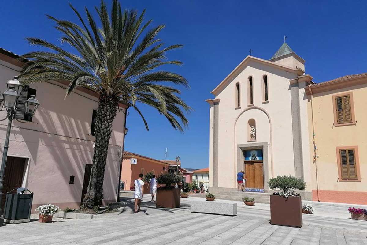 Veduta panoramica del centro storico di San Teodoro con le tipiche case colorate e le viuzze animate, atmosfera da vacanza estiva