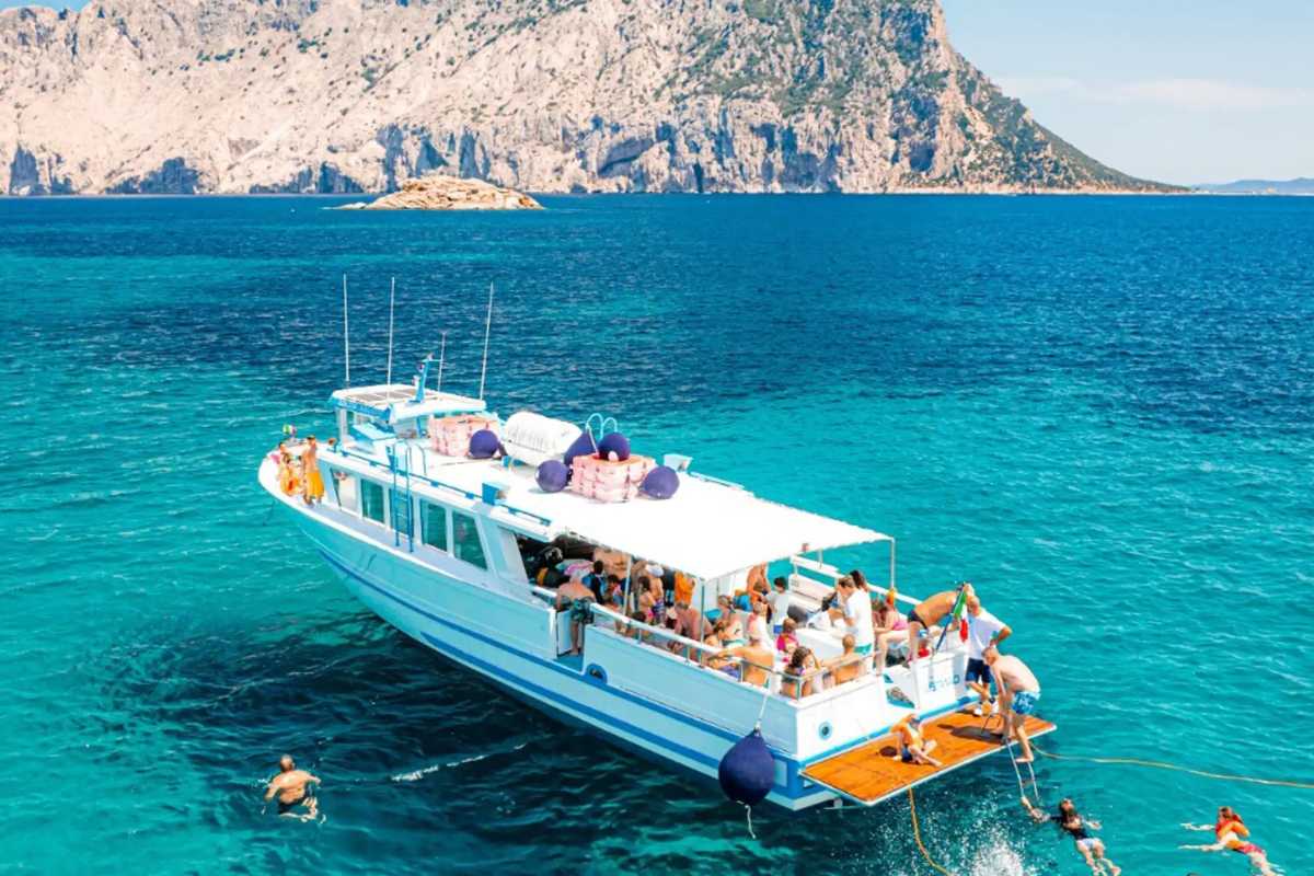 Vista panoramica su La Cinta, la spiaggia simbolo di San Teodoro con sabbia bianchissima e acqua cristallina, scattata in una mattinata estiva, con Tavolara sullo sfondo